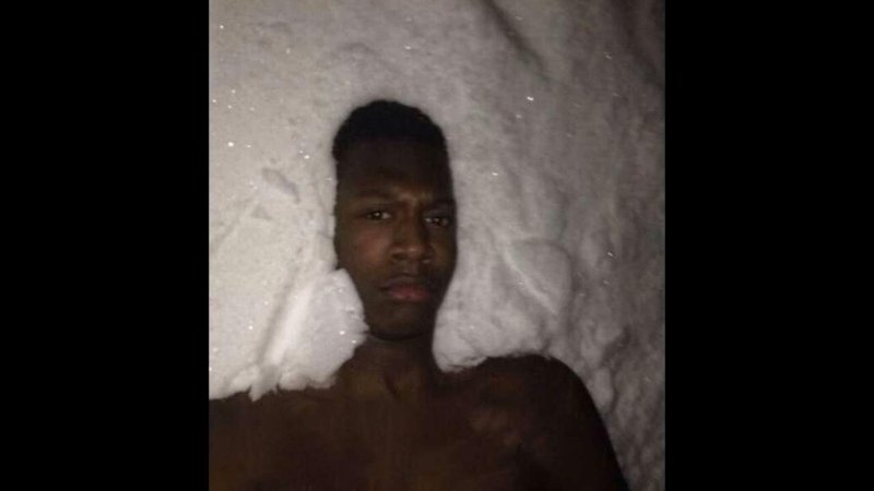 Негр в снегу