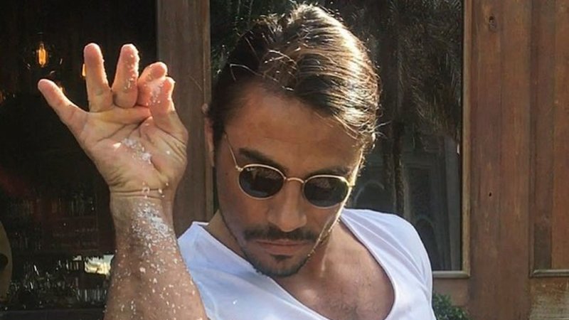 Чувак сыпет соль