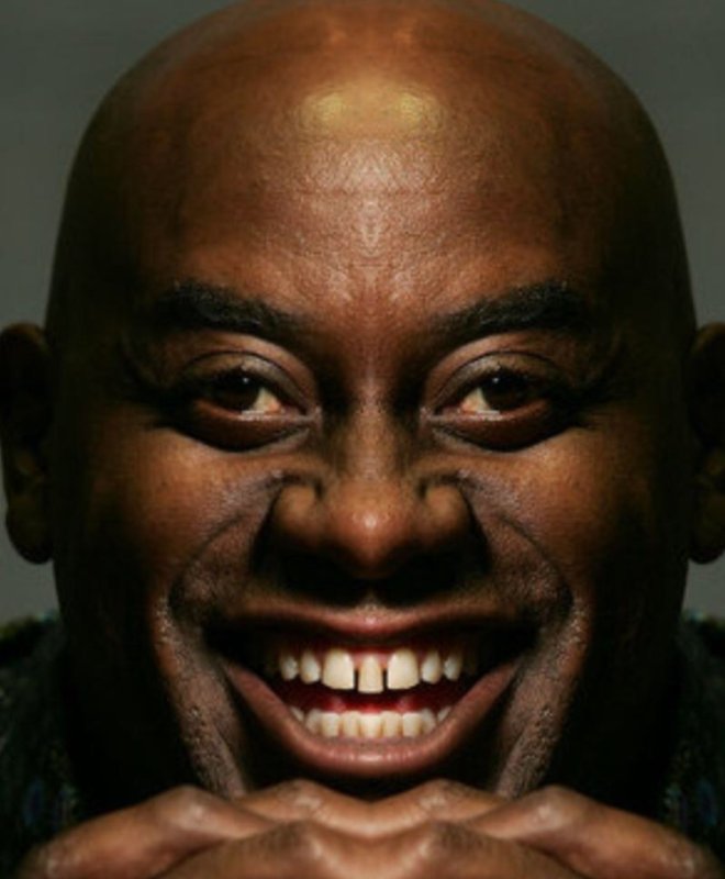 Негр улыбается