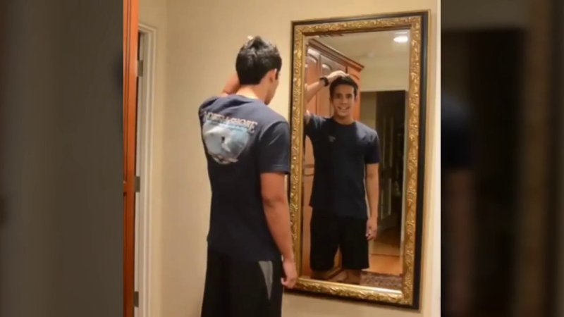 Отражение человека в зеркале