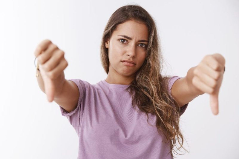 Девушка показывает палец вниз