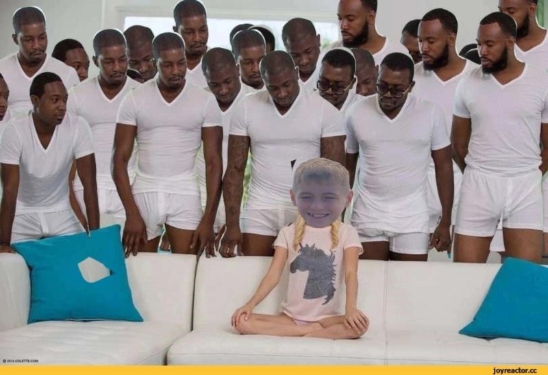 Девушка на диване и негры оригинал