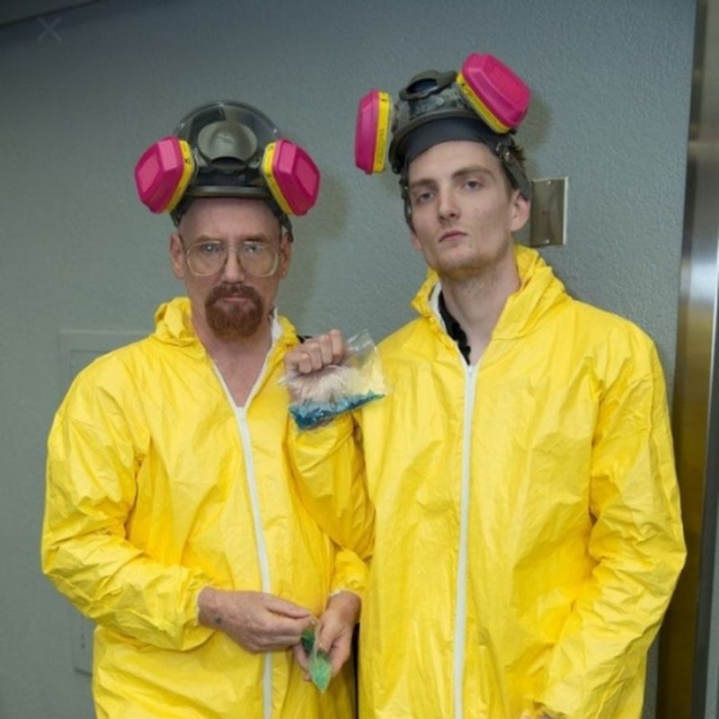 Уолтер Уайт в желтом костюме