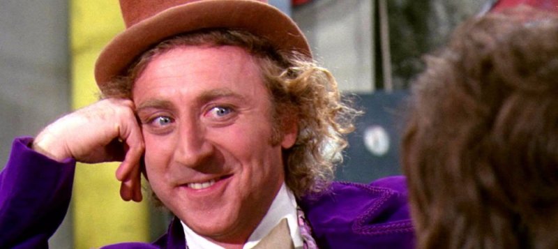 Человек в фиолетовом костюме