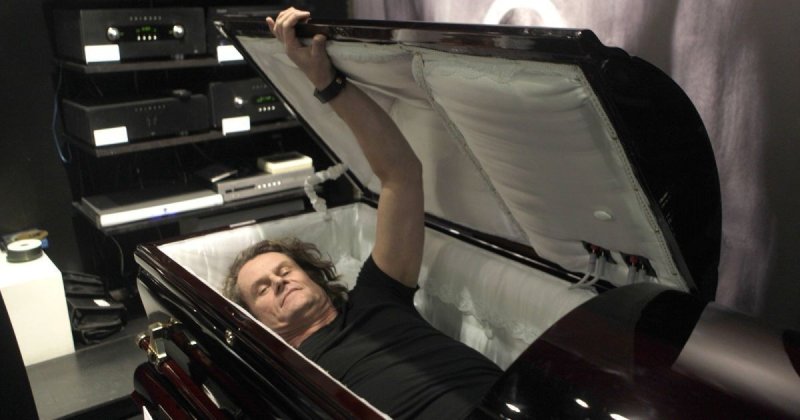 Человек залазит в гроб