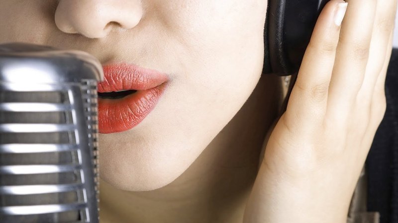 Девушка с микрофоном