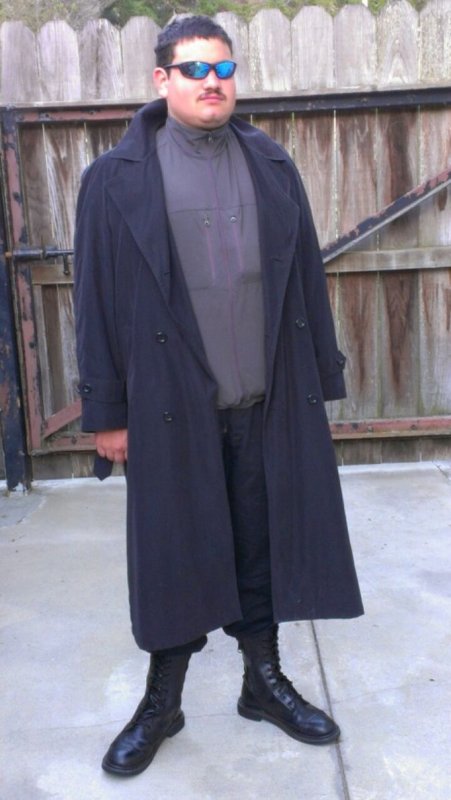 Толстый мужчина в пальто