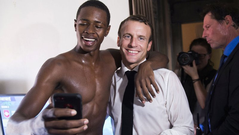 Президент Франции Макрон с неграми