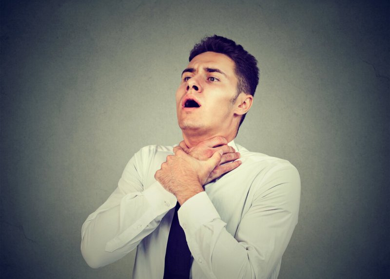 Человек задыхается