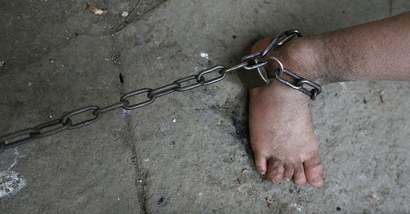 Человек прикованный цепями