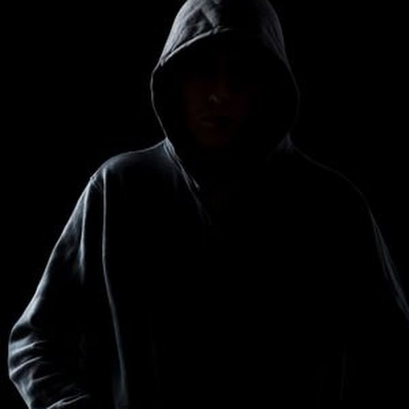 Парень в капюшоне в темноте