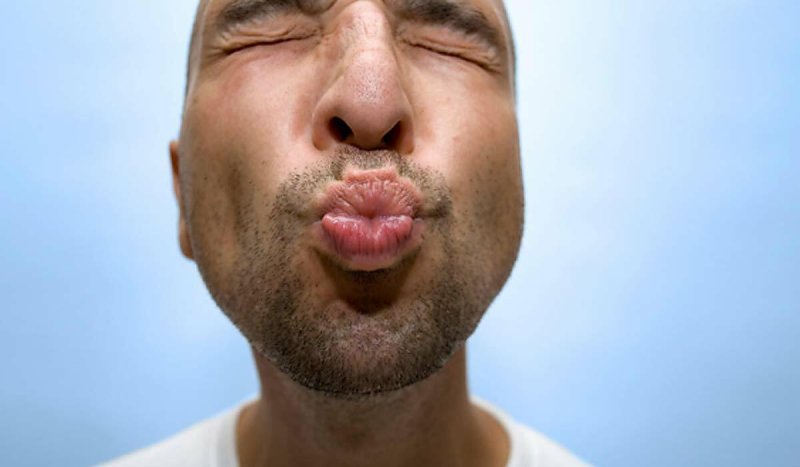 Мужские губы поцелуй