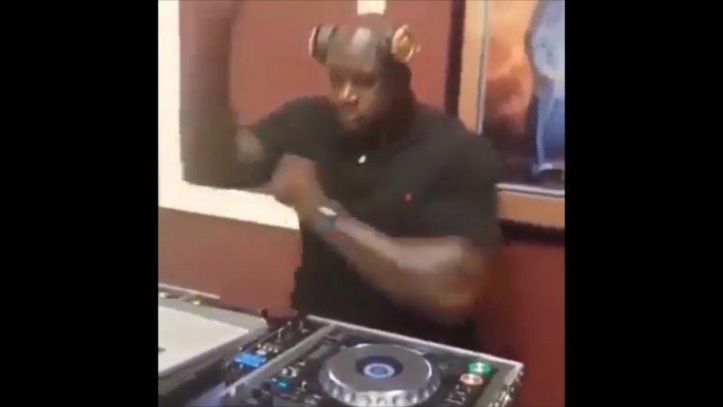 Негр диджей