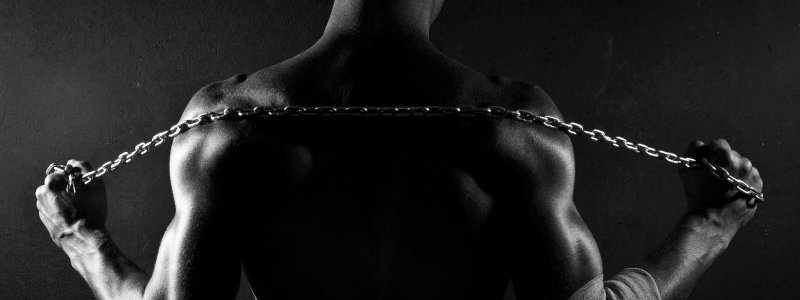 Парень в цепях