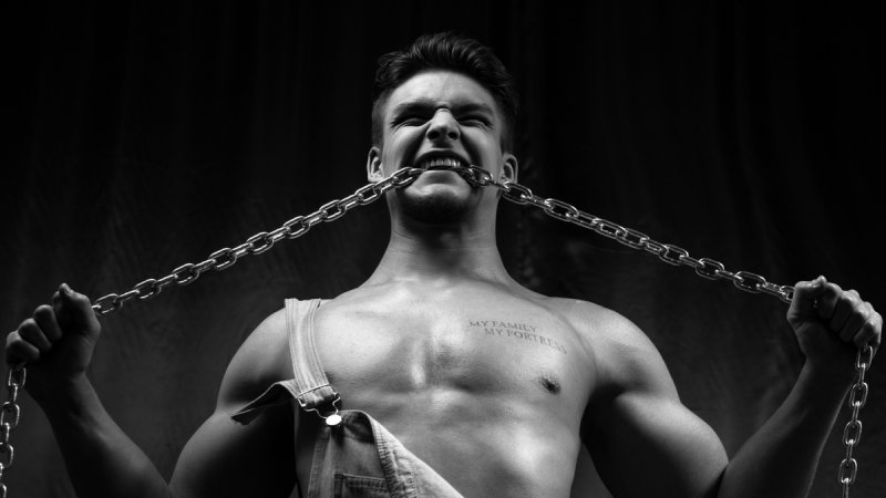 Юноша в цепях