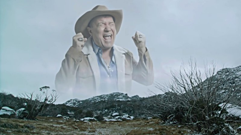 Мужик в небе орет