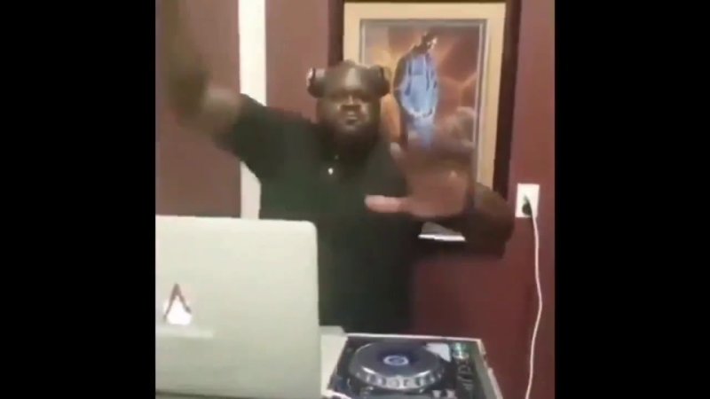 Афроамериканец в наушниках Мем