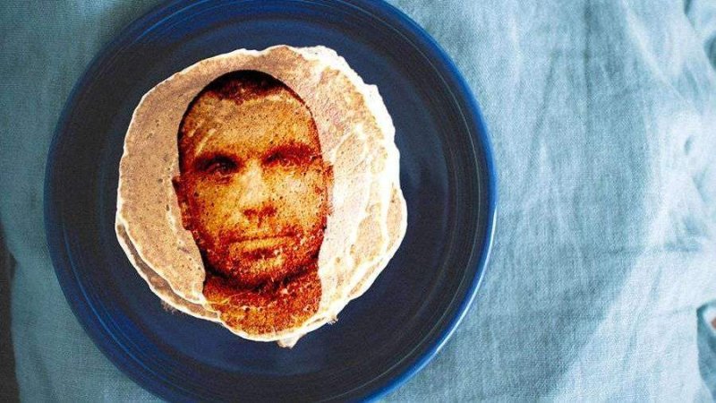 Мужик с блином на лице