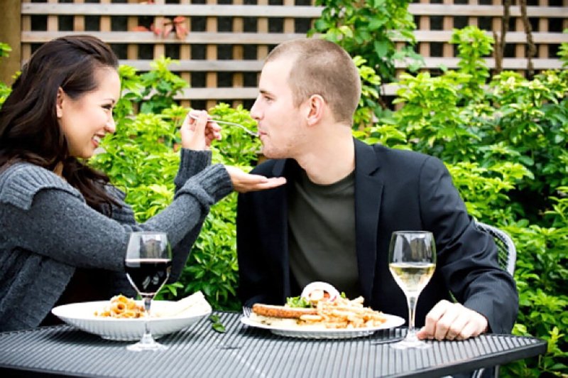 Парень за столом