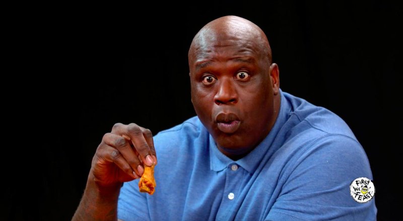 Шакил о Нил ест курицу