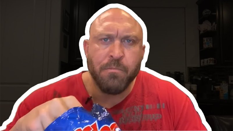 Чувак ест чипсы