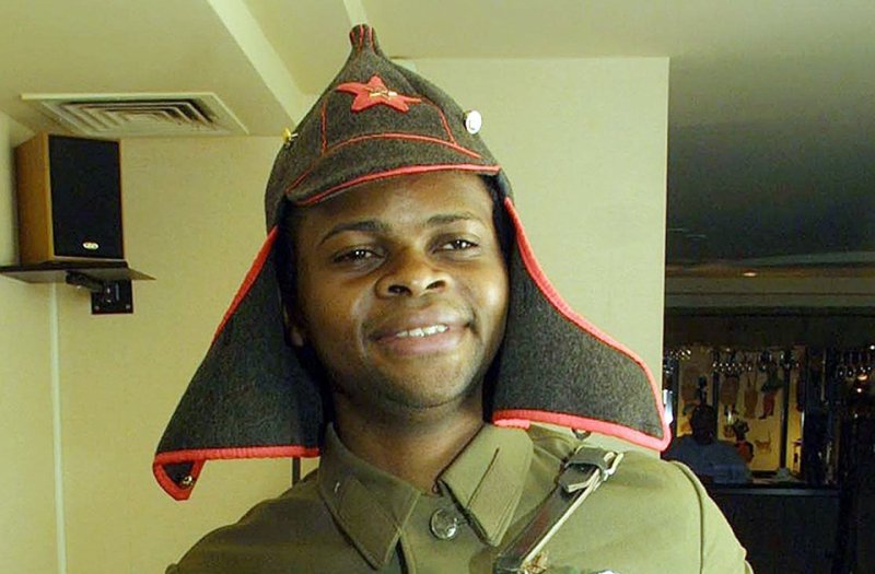 Чернокожая в форме