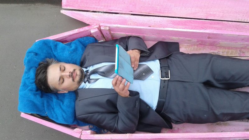 Человек лежит в гробу Мем