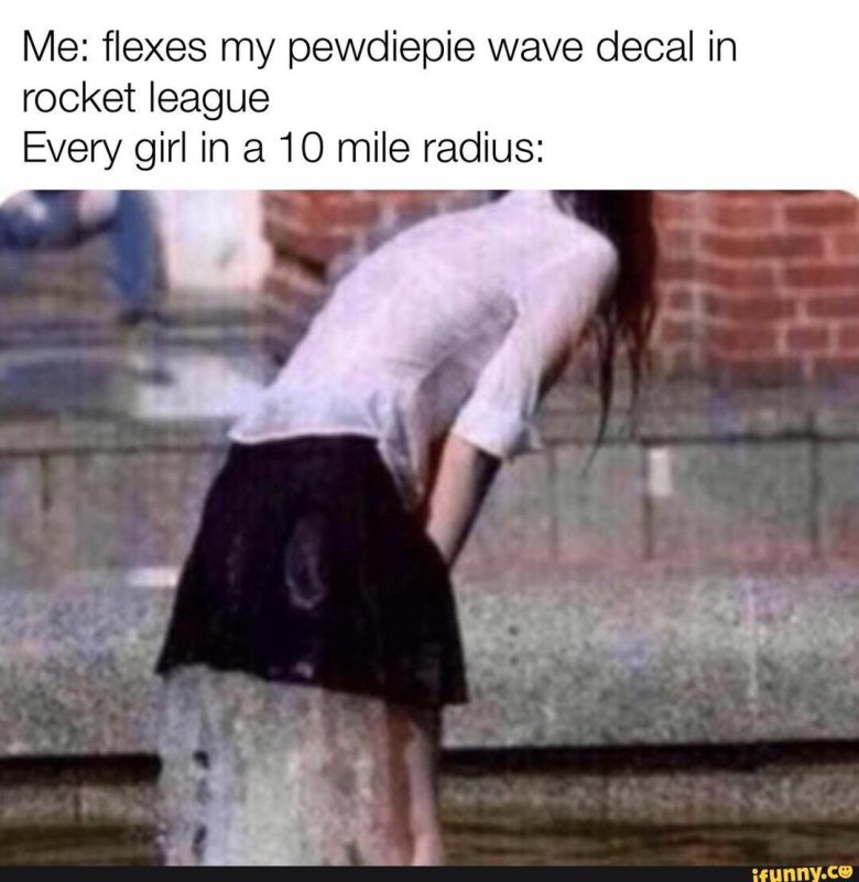 Девушка выжимает юбку