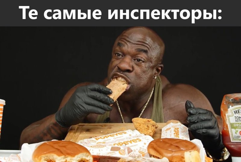 Негр ест бургер