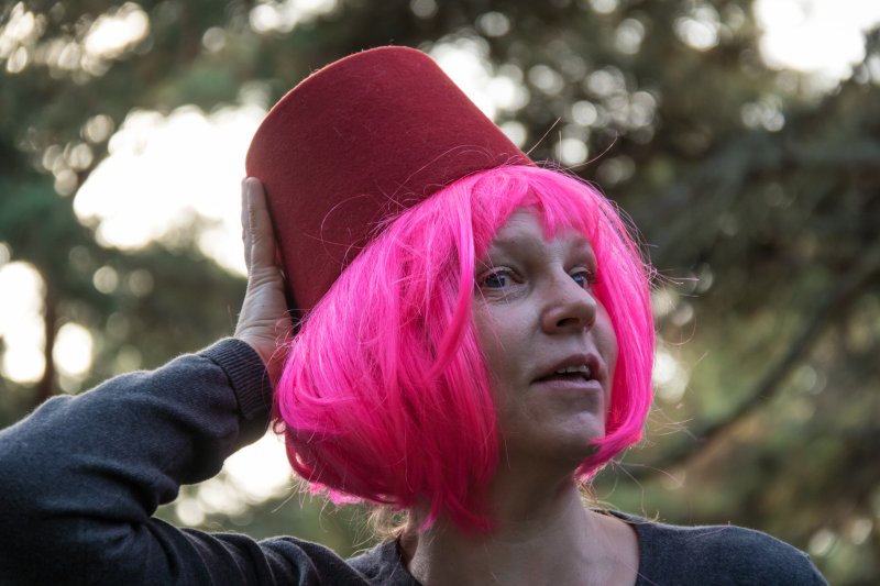 С розовыми волосами девушка