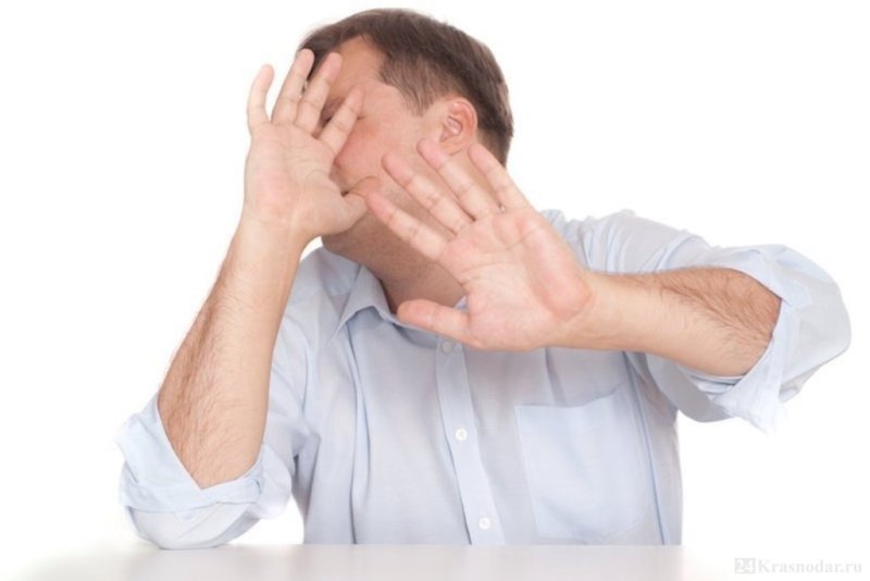 Защищается руками