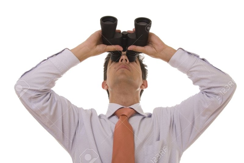 Бизнесмен с биноклем