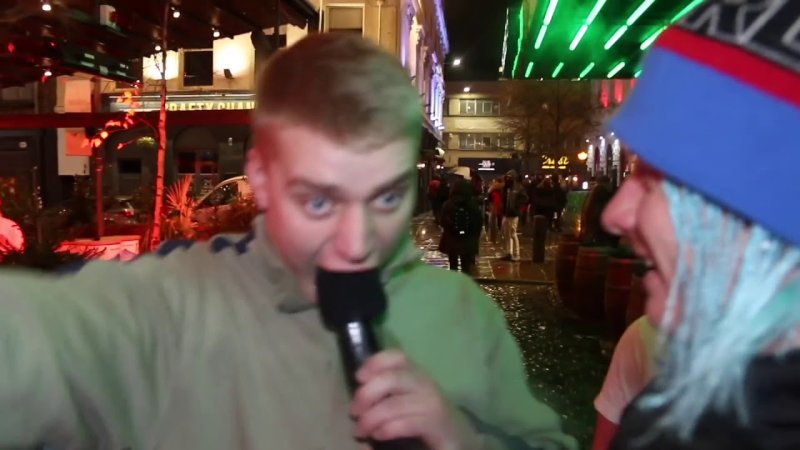 Заглотила микрофон