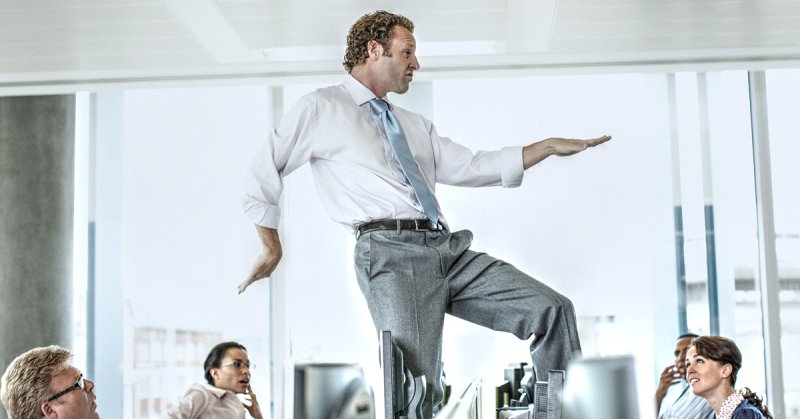 Люди в офисе радуются