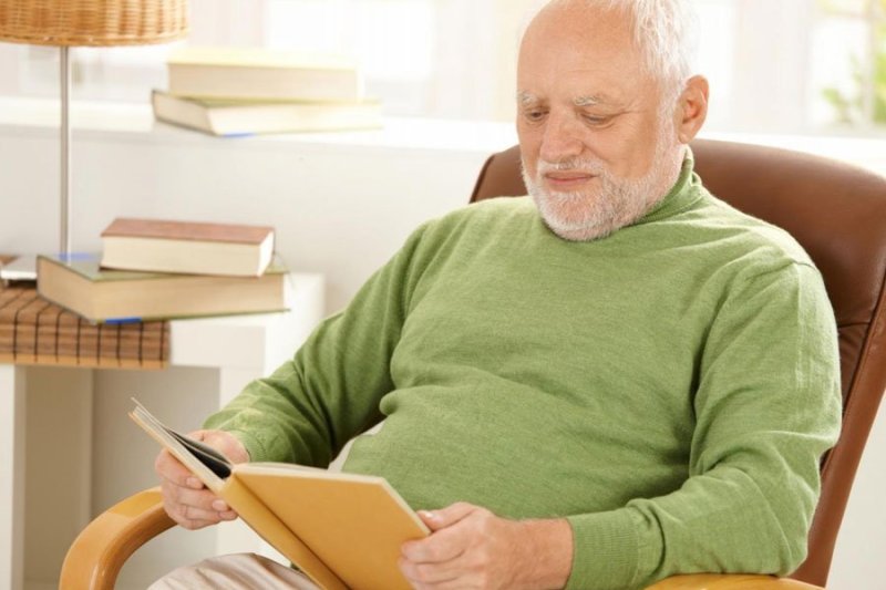 Дедушка с книжкой