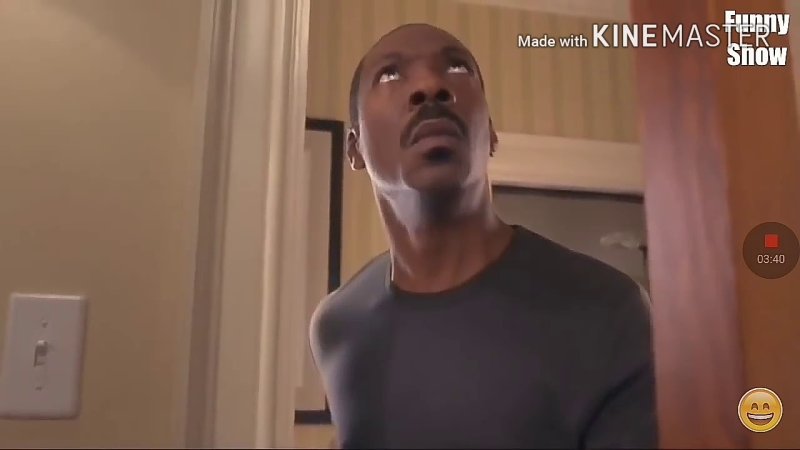 Негр открывает дверь