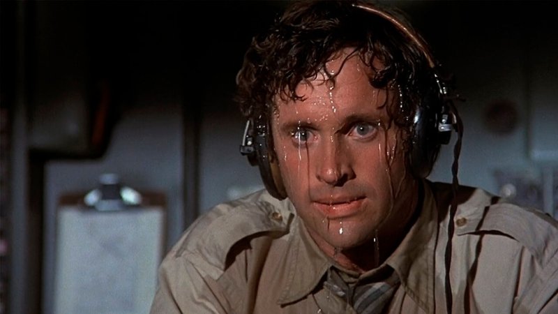 Мужик потеет в наушниках