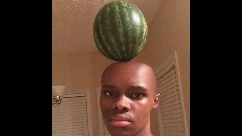Чернокожий с арбузом на голове