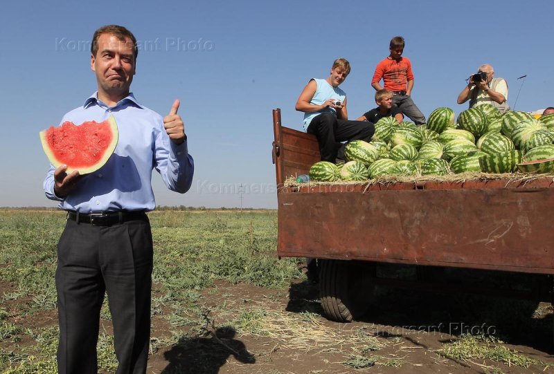 Путин с арбузом
