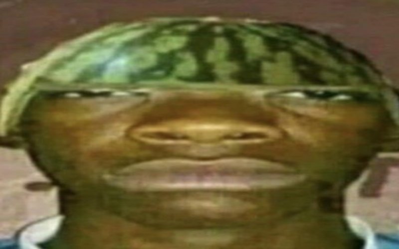 Негр с арбузом на голове Мем