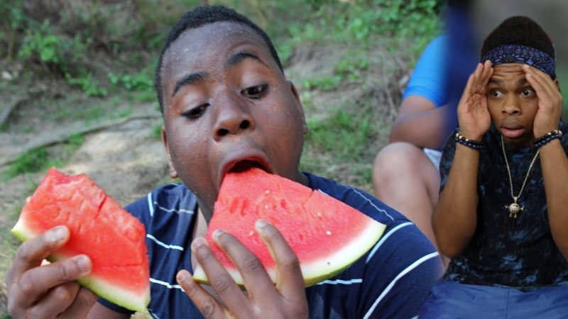Негр ест Арбуз
