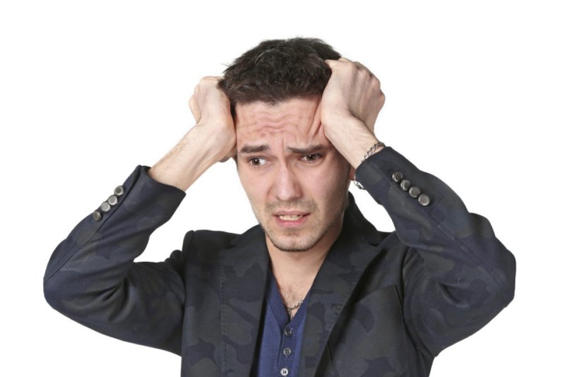 Мужик хватается за голову