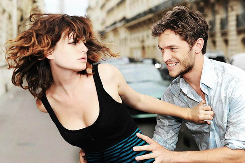 Парень пристаёт к.дквушке