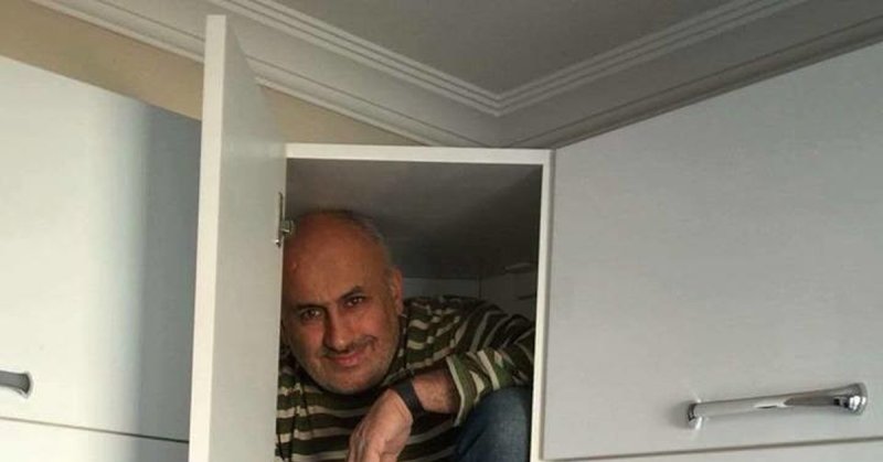 Мужчина в шкафу