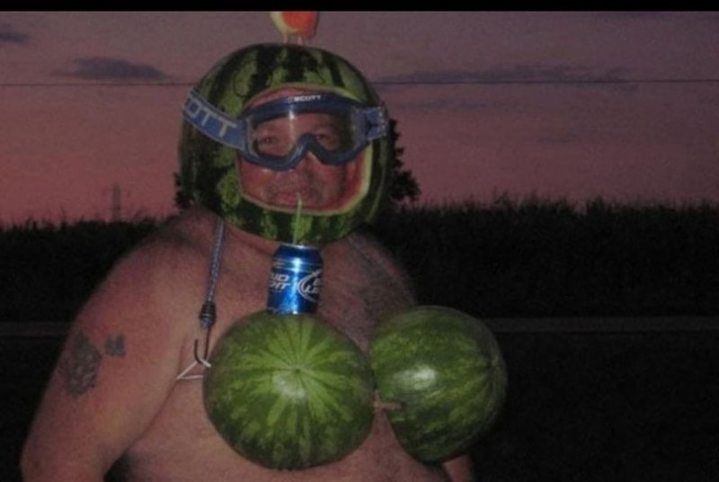 Мужик с арбузами Мем