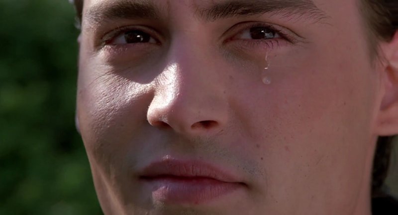 Парень плачет