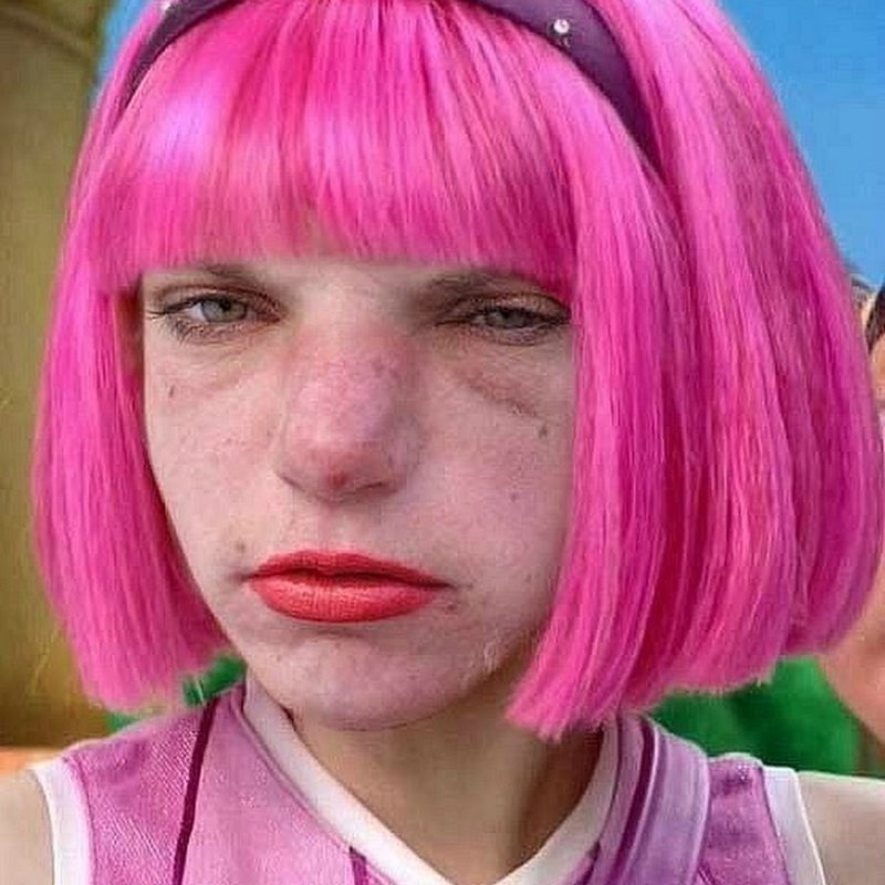 Некрасивая с розовыми волосами