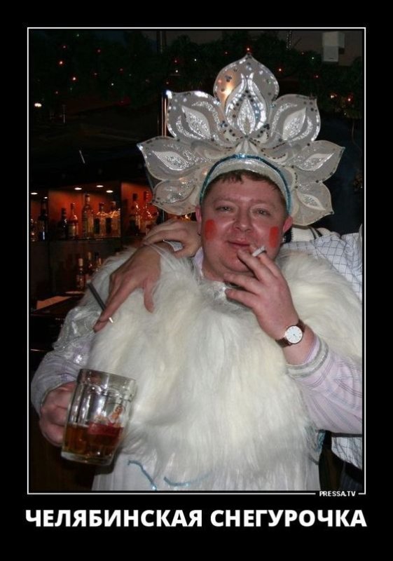 Мужик в костюме снежинки