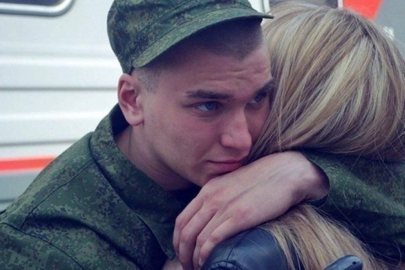 Парень уходит в армию