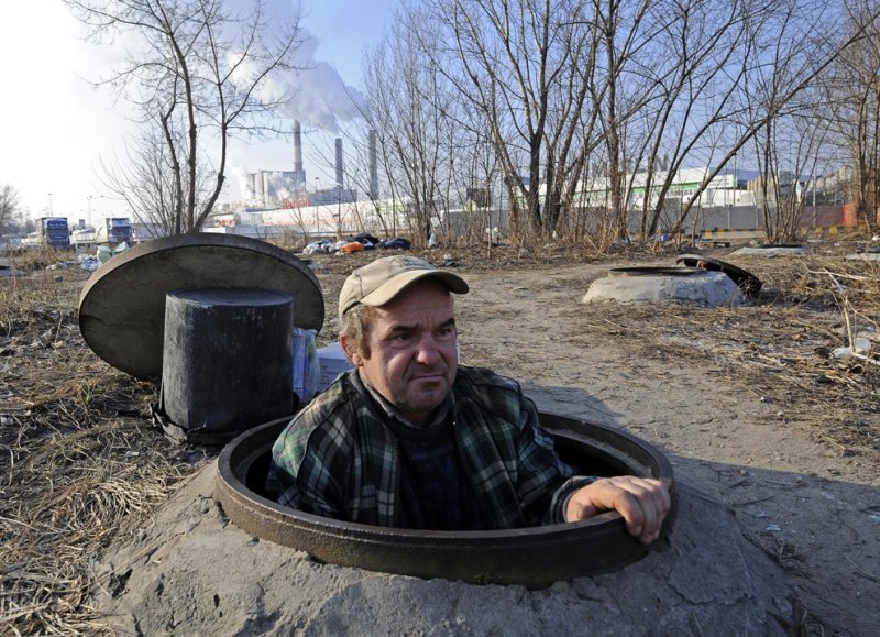 Человек в канализационном люке